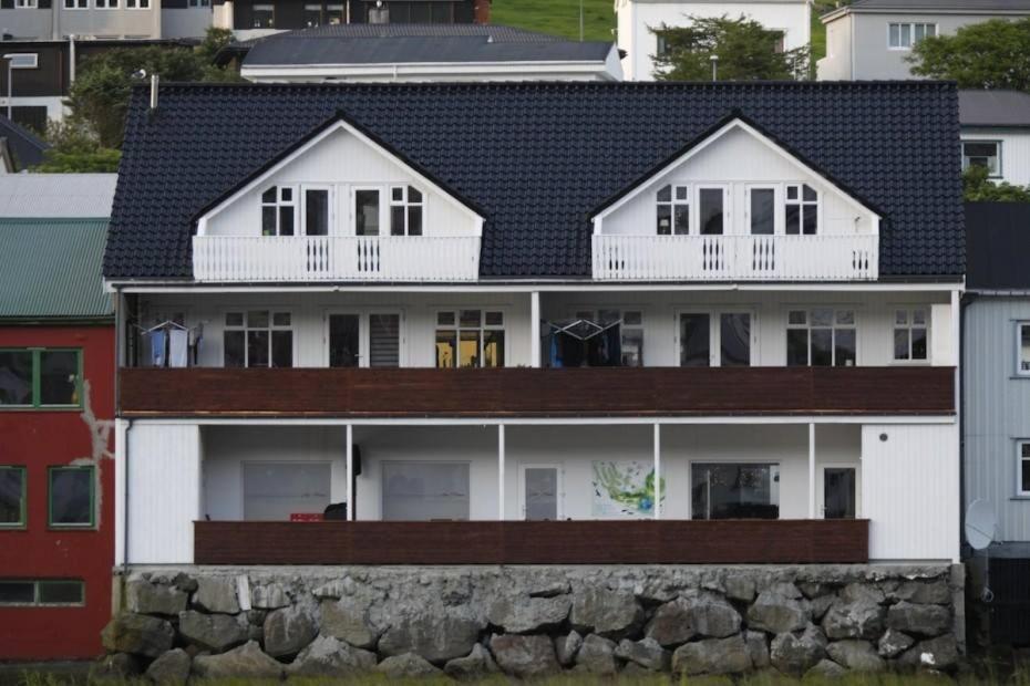 Spacious City Center Home By The Sea Klaksvík Esterno foto