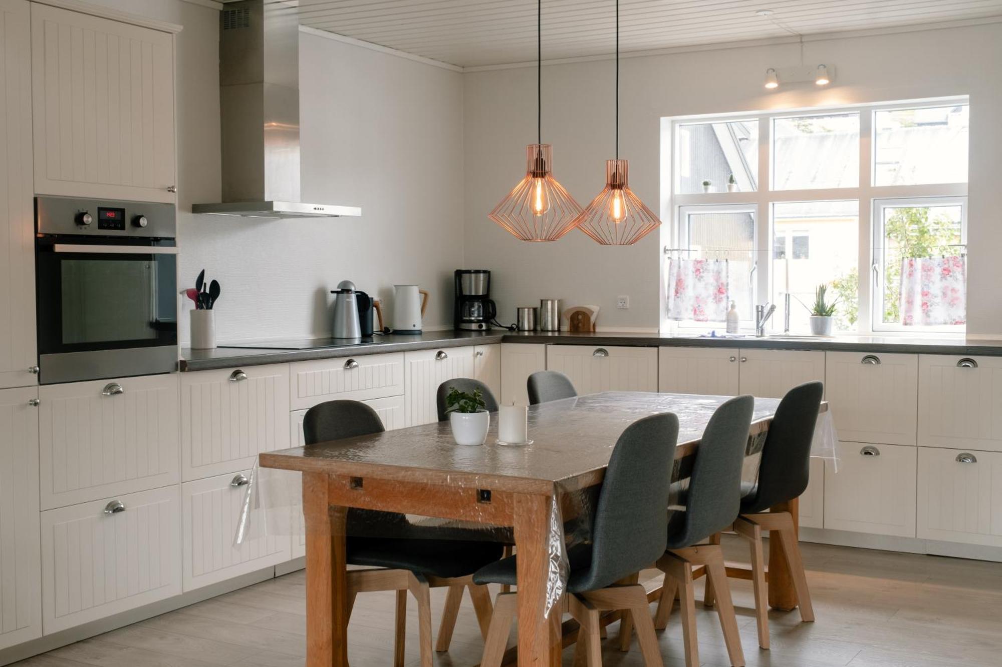 Spacious City Center Home By The Sea Klaksvík Esterno foto