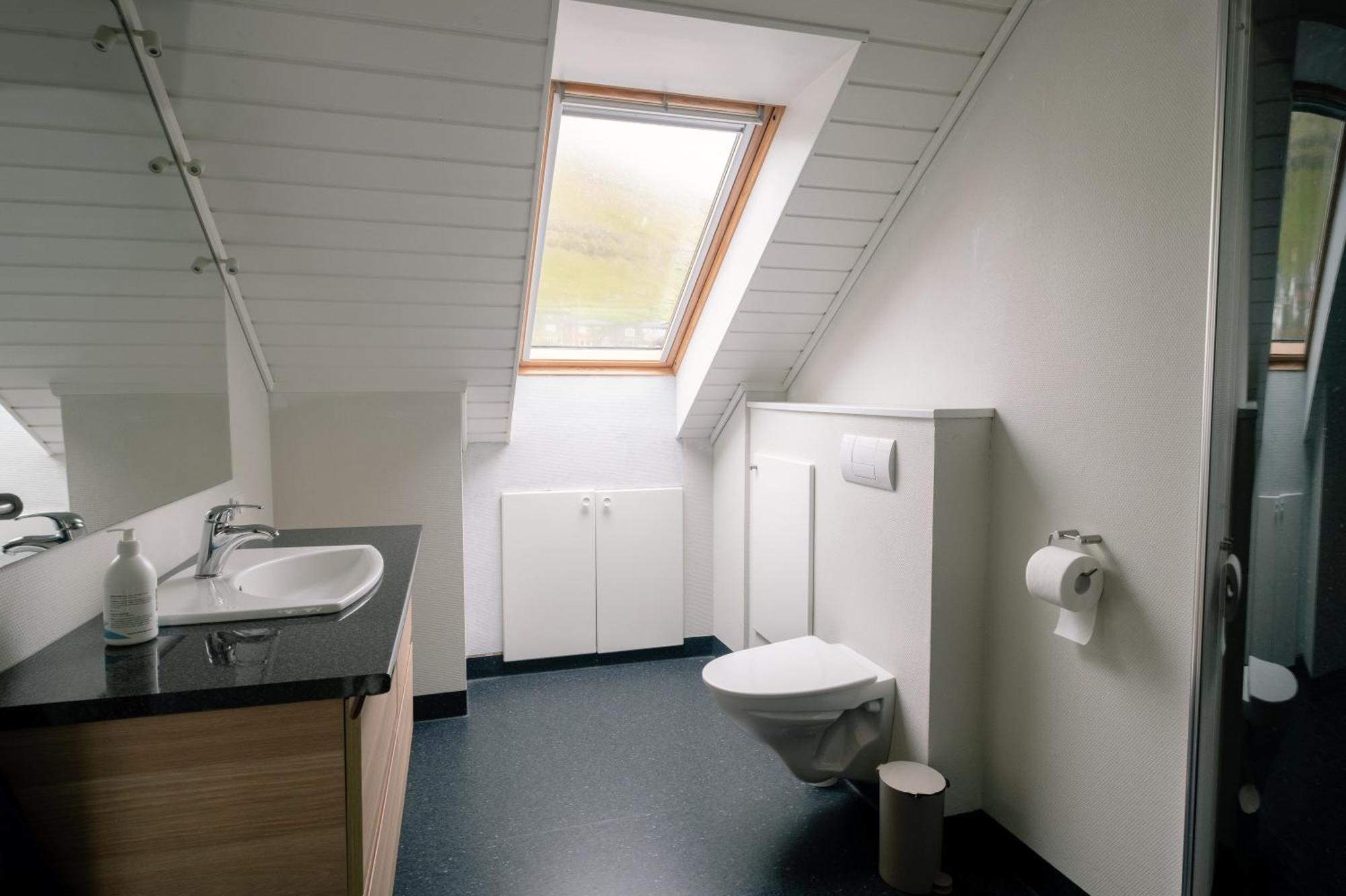 Spacious City Center Home By The Sea Klaksvík Esterno foto