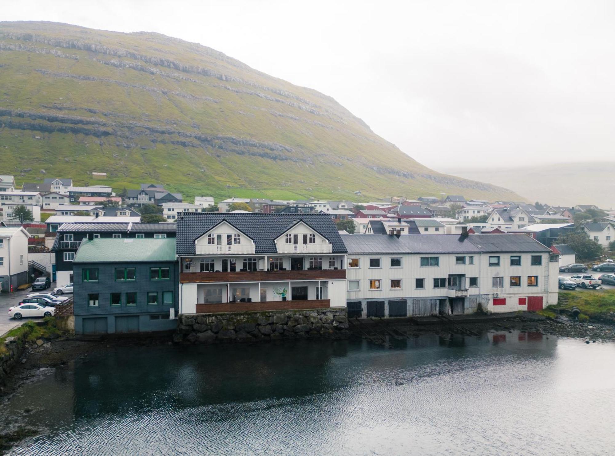 Spacious City Center Home By The Sea Klaksvík Esterno foto